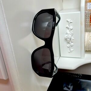 Fendi FF FE40117I 01A
Black Square Sunglasses